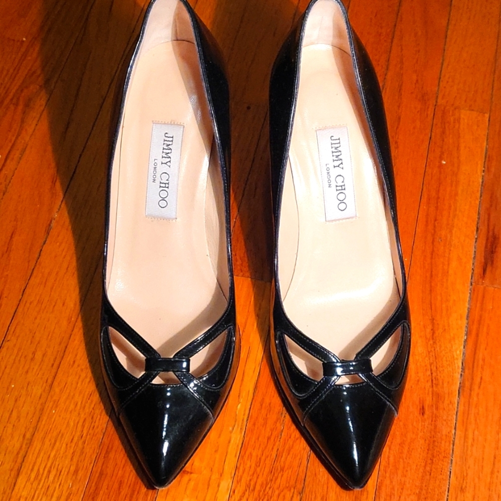 Jimmy Choo, size 39 1/2. I am a size 9 1/2 and they didn't fit me run small.